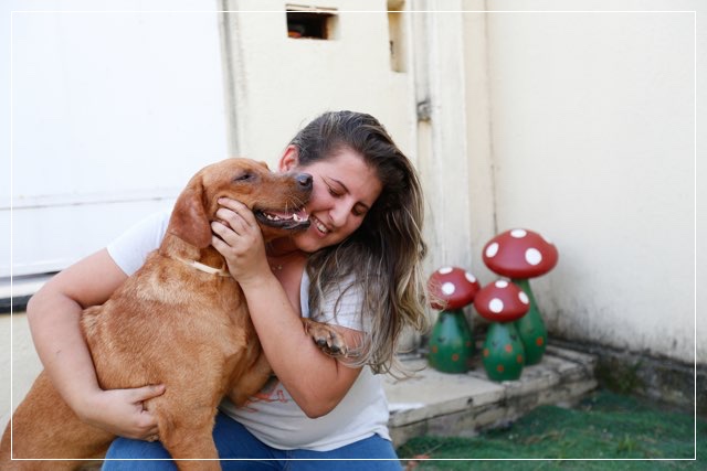 Sarah Viana é a fundadora do grupo Adote um Amor Pet